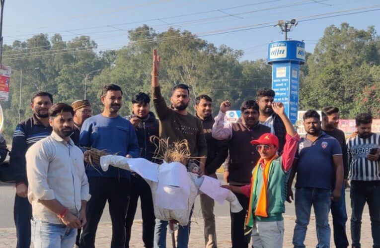 भाजपा शिवालिक नगर मंडल के कार्यकर्ताओं ने किया कांग्रेस सांसद के खिलाफ प्रदर्शन, भ्रष्टाचार का आरोप लगा किया पुतला दहन