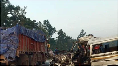 दर्दनाक हादसा: देवी के दर्शन के लिए जा रहा वाहन ट्रक से टकराया, तीन महिलाओं समेत आठ की मौत