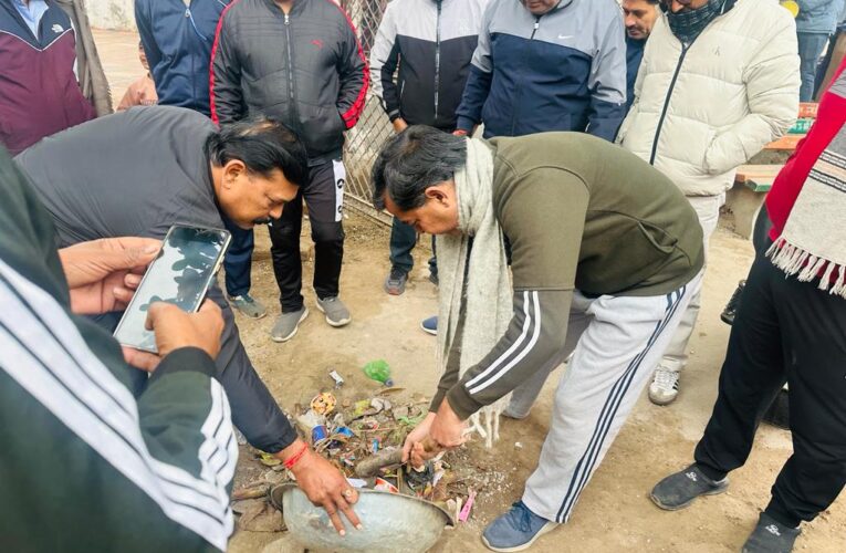 रानीपुर विधायक आदेश चौहान ने जगजीतपुर के शिव मंदिर में चलाया सफाई अभियान, कहा-पीएम के स्वच्छ भारत के सपने को पूरा करने के लिए सभी को लेना चाहिए संकल्प