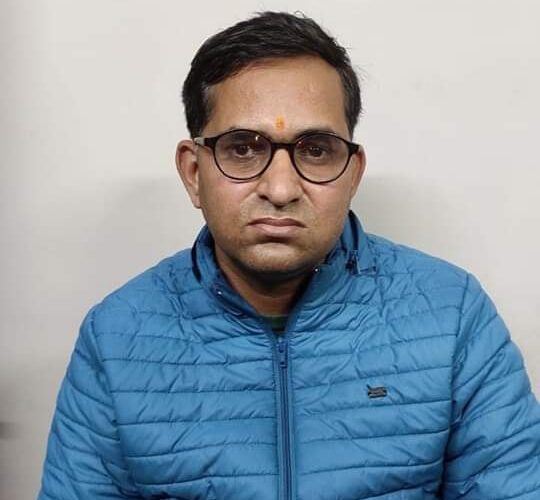 उत्तराखंड: नगर निगम के जेई को रिश्वत लेते पकड़ा, स्ट्रीट लाइट कंपनी से 22 हजार रुपए प्रतिमाह रिश्वत की थी शिकायत