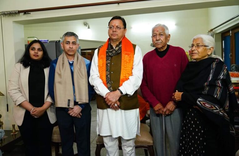 कतर से सकुशल लौटे कैप्टन सौरभ से मिले मुख्यमंत्री पुष्कर सिहं धामी, कहा- विश्व में बढ़ी भारत की ताकत