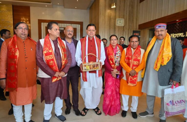 धामी सरकार ने अयोध्या में रामलला के दर्शन किए, मुख्यमंत्री ने अपने कैबिनेट सहयोगियों के साथ श्रीराम मंदिर मे पूजा अर्चना कर देश प्रदेश की खुशहाली की प्रार्थना की