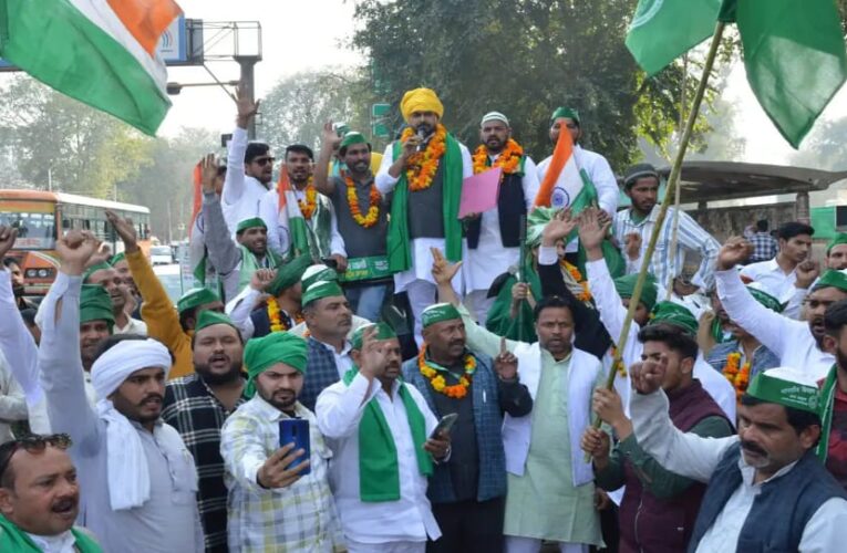किसानों के विभिन्न मुद्दों को लेकर भाकियू (एकता) ने रोड शो निकालकर किया प्रदर्शन, कहा-किसानों की आवाज को दबाने का काम कर रही सरकार