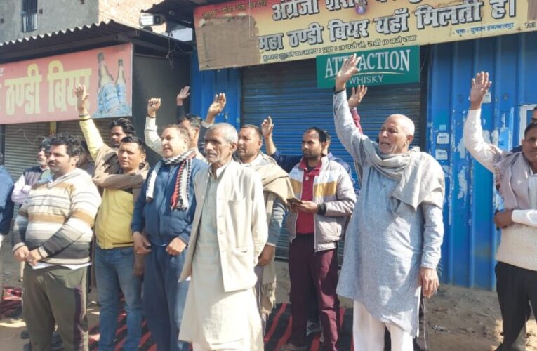 इकबालपुर में शराब ठेके के सेल्समैनों के दो लोगों से मारपीट के विरोध में ग्रामीणों ने किया धरना-प्रदर्शन