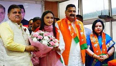 कांग्रेस के दिग्गज नेता हरक सिंह रावत की पुत्रवधु अनुकृति गुसाईं भाजपा में शामिल, भाजपा प्रदेश अध्यक्ष महेंद्र भट्ट ने दिलाई पार्टी की सदस्यता