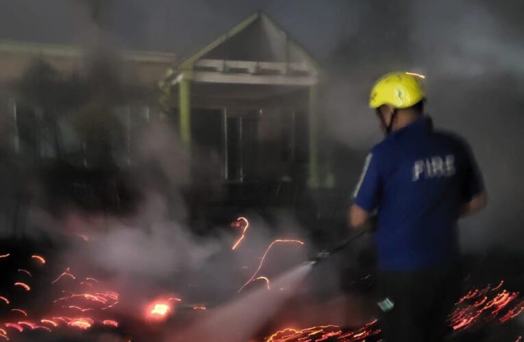 झोपड़ियो में संदिग्ध परिस्थितियों में लगी आग, सूचना पर पहुंची फायर ब्रिगेड की टीम ने कड़ी मशक्कत के बाद आग पर काबू पाया