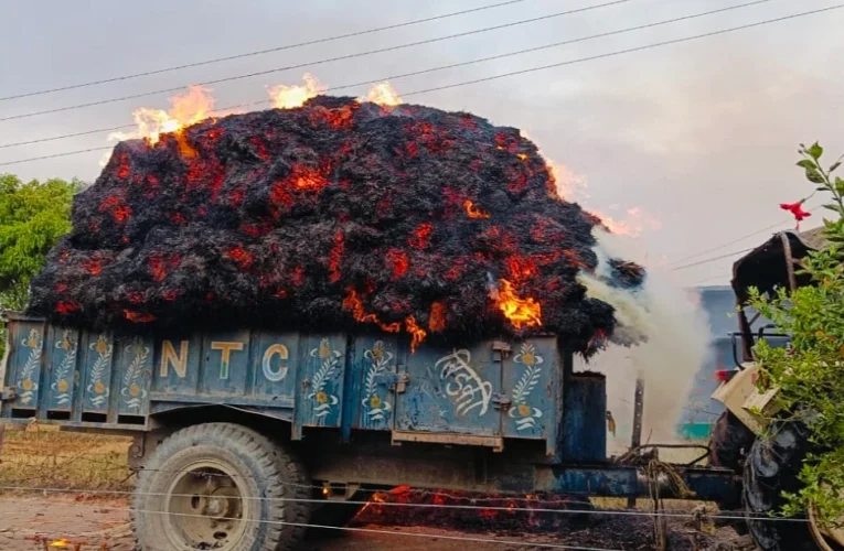 उत्तराखंड: ट्रांसफार्मर की चिंगारी से ट्रैक्टर में लगी आग, ट्रैक्टर-ट्रॉली में लदी 15 क्विंटल गेहूं जलकर राख