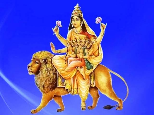 नवरात्रि के पांचवें दिन मां के पंचम स्वरूप माता स्कंदमाता की पूजा- अर्चना की जाती है, मां की उपासना से नकारात्मक शक्तियों का नाश होता है