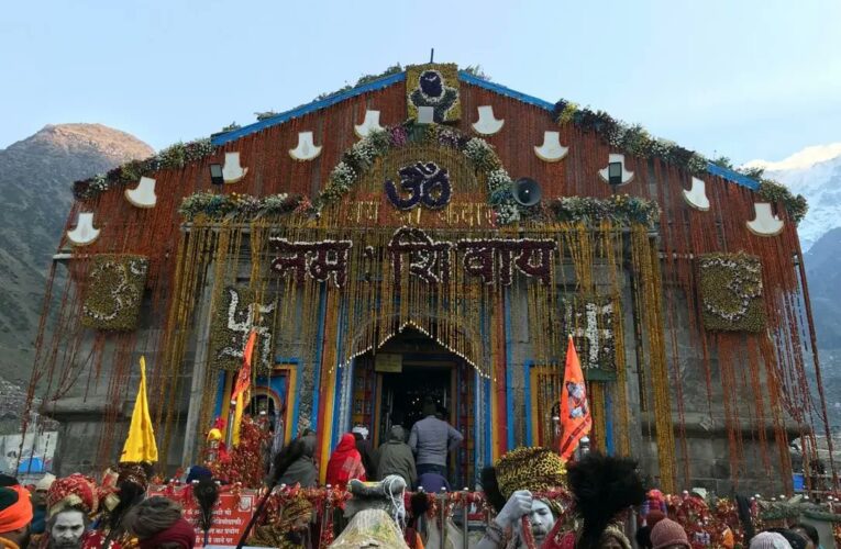 भगवान केदारनाथ का मंदिर चौबीस घंटों में बीस घंटे भक्तों के लिए खुला है, उमड़ रहे श्रद्धालुओं के दबाव के चलते इस तरह की व्यवस्थाएं की जा रही, यात्रा के 11 दिनों में ही 3.19 लाख से अधिक तीर्थयात्रियों ने बाबा केदार के दर्शन किए