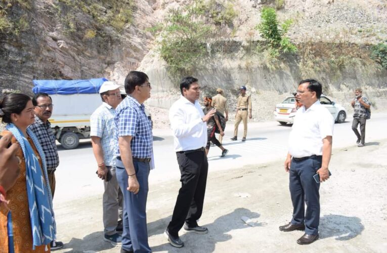 प्रभारी सचिव यात्रा डॉ. आर राजेश कुमार ने केदारनाथ यात्रा मार्ग पर व्यवस्थाओं का लिया जायजा, श्रीनगर में अधिकारियों के साथ की संक्षिप्त मुलाकात