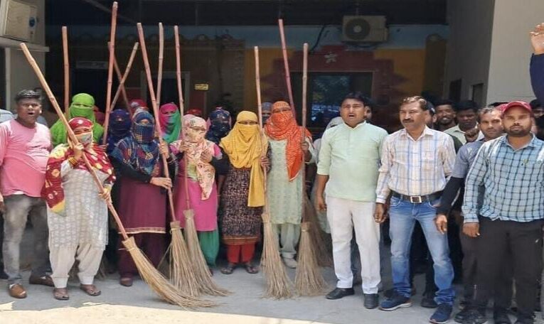 शिवालिकनगर पालिका में सफाई कर्मचारियों ने किया कार्य बहिष्कार, भाजपा नेताओं, पुलिस और प्रशासन के खिलाफ की नारेबाजी
