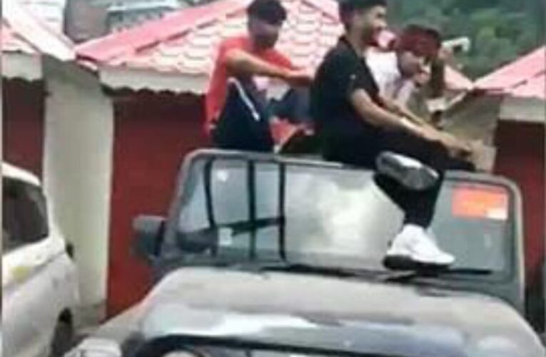 सोनप्रयाग में कार की छत पर बैठकर शराब पी रहे थे गाजियाबाद के चार युवक, पुलिस ने सिखाया सबक
