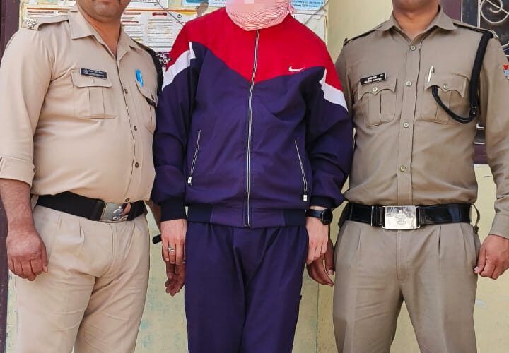 छात्रा से दुष्कर्म का आरोपी शिक्षक गिरफ्तार, प्रधानाचार्य का कहना- घटना के बाद आरोपित शिक्षक की सेवा समाप्त कर दी गई, पूरा विद्यालय परिवार पीड़ित छात्रा के साथ खड़ा