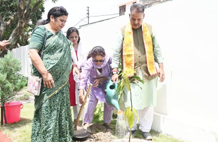 कैबिनेट मंत्री गणेश जोशी ने अपने शासकीय आवास पर वृक्षारोपण किया, कहा-ग्लोबल वार्मिग के बढ़ते प्रताप के चलते पर्यावरण के संरक्षण एवं सुरक्षा की आवश्यकता