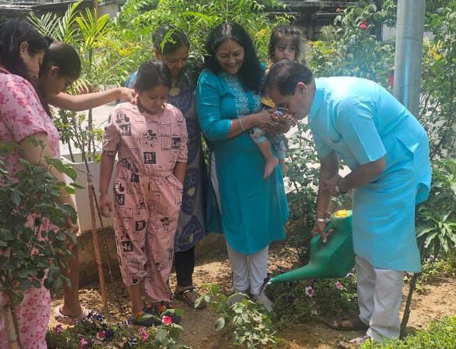 प्रकृति को सहेज कर रखना हमारी गौरवशाली परम्परा: प्रेमचंद अग्रवाल, कैबिनेट मंत्री ने परिजनों के साथ पौधे रोपकर लिया पर्यावरण संरक्षण का संकल्प