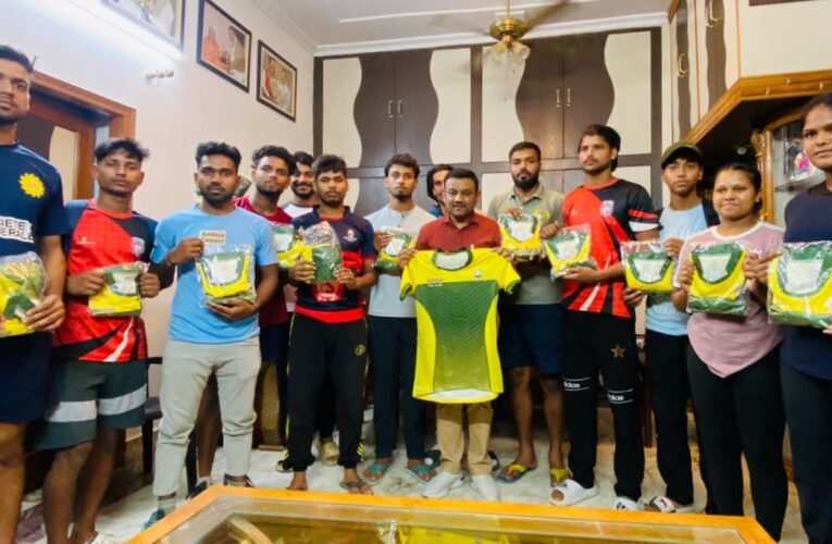 महाराष्ट्र में होने वाली रग्बी चैंपियनशिप में भाग लेने वाले खिलाड़ियों को निवर्तमान मेयर गौरव गोयल ने किट भेंटकर कर किया प्रोत्साहित