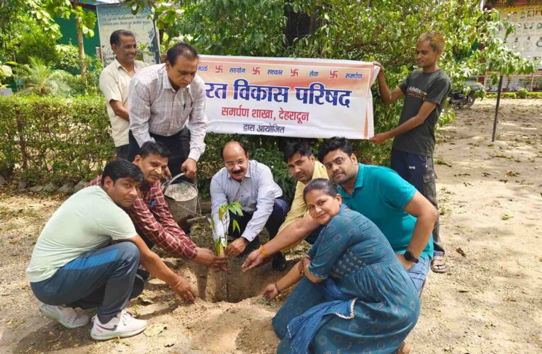 धरती मां का कर्ज चुकाएं, मां के नाम एक पेड़ लगाए: संजय गर्ग, बी.डी.इंटर काॅलेज भगवानपुर में भारत विकास परिषद समर्पण शाखा की ओर से एक पेड़ माँ के नाम अभियान की शुरुआत