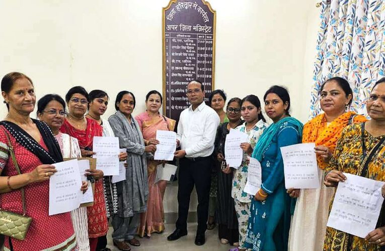 मातृशक्ति जागरण समिति ने की पश्चिम बंगाल में महिलाओं पर हो रहे उत्पीड़न को रोकने की मांग, समिति ने गृहमंत्री को संबोधित ज्ञापन एडीएम पीएल शाह को सौंपा