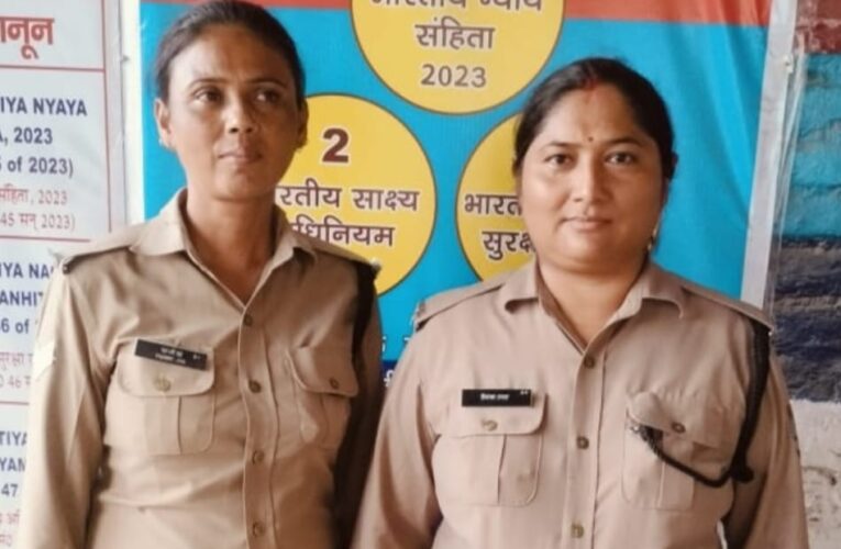 महिला पुलिसकर्मियों ने नगदी से भरा पर्स कांवड़िए को वापस लौटाया, कांवडि़ए ने महिला पुलिसकर्मियों का शुक्रिया अदा किया