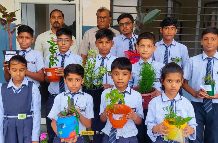 आने वाली पीढ़ी को बेहतर पर्यावरण देने के लिए पौधरोपण बेहद जरूरी, स्कॉलर्स होम इंटरनेशनल स्कूल में श्री देव सुमन की जयंती पर किया गया पौधारोपण