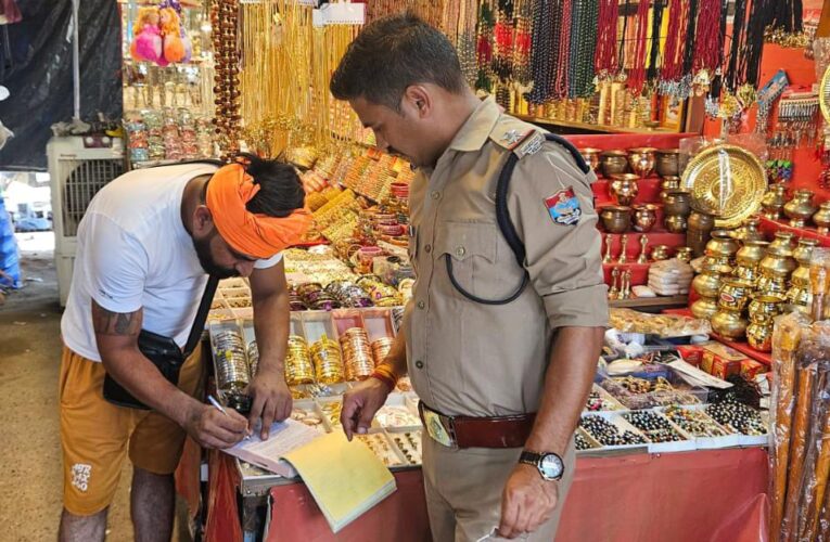 अलग-अलग स्थानों पर पुलिस टीम ने छापेमारी कर सैकड़ों त्रिशूल जब्त किए, पुलिस ने त्रिशूल बेच रहे कारोबारियों को कार्रवाई की चेतावनी देकर फटकार लगाई