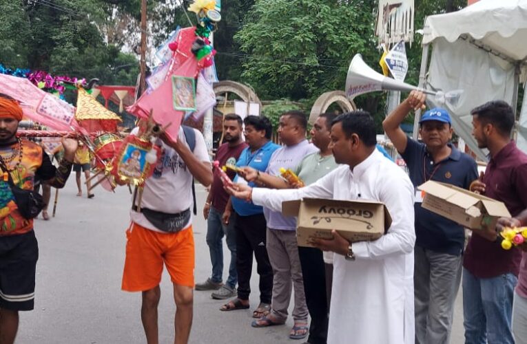 निवर्तमान मेयर गौरव गोयल ने की शिवभक्तों की सेवा, कहा-अमृतमयी मां गंगा के चरणों से जल भरकर आने वाले कावड़ियों की सेवा करने से होते हैं भगवान शिव प्रसन्न