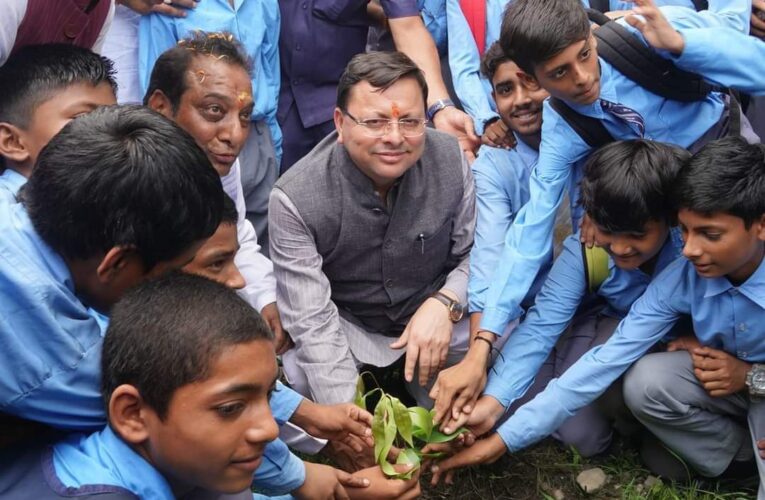 हरेला पर्व, प्रकृति को संरक्षित करने का संकल्प लेने का पर्व, मुख्यमंत्री धामी ने श्री गुरूराम राय इंटर कॉलेज में लोकपर्व ’हरेला’ के उपलक्ष्य में आयोजित वृक्षारोपण कार्यक्रम में किया प्रतिभाग