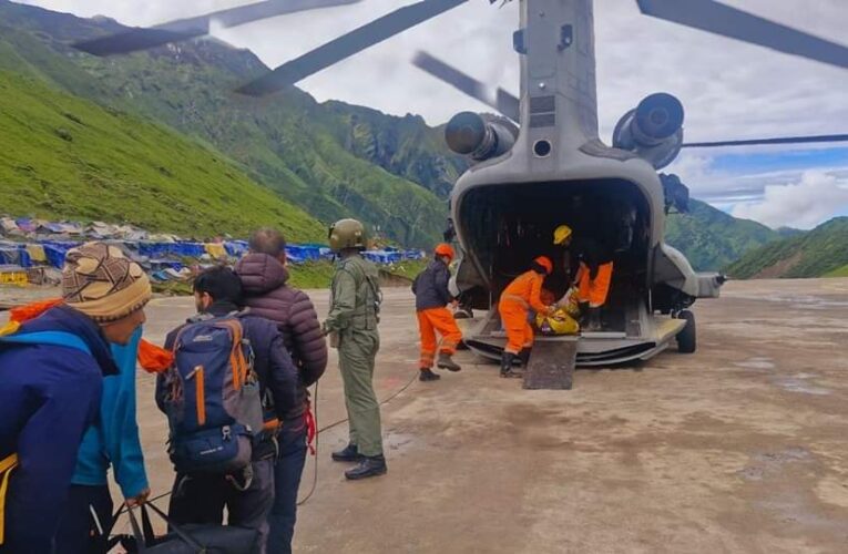 केदारनाथ: एमआई 17 और चिनूक से एयर लिफ्ट रेस्क्यू शुरू, 133 लोगों को निकाला जा चुका, सेना ने मोर्चा संभालते हुए मंदाकिनी नदी पर अस्थायी ट्राली स्थापित कर दी