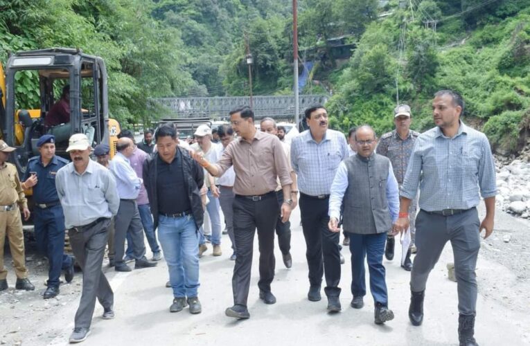 केदारनाथ पैदल यात्रा को दो हफ्ते में दोबारा शुरू करने को होंगे प्रयास, सचिव लोक निर्माण विभाग पंकज पांडे, सचिव आपदा विनोद सुमन, गढ़वाल कमिश्नर विनय शंकर पांडेय ने प्रभावित क्षेत्रों का किया हवाई सर्वेक्षण एव पैदल निरीक्षण