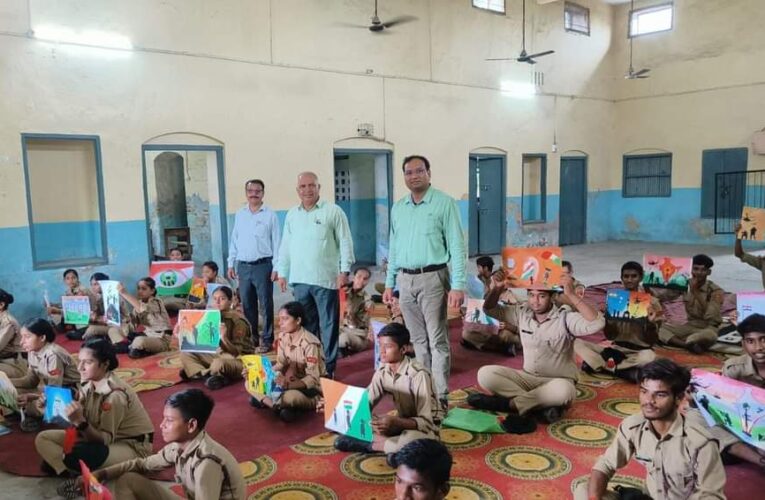 आरएनआई इंटर कॉलेज में एनसीसी कैडेटों द्वारा रंग दे वीर प्रतियोगिता का आयोजन, कारगिल युद्ध में शहीद हुए वीरों को याद करते हुए श्रद्धांजलि अर्पित की