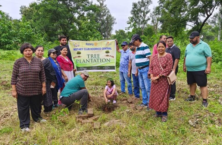 पौधारोपण से धरा पर छाएगी हरियाली, जीवन में आएगी खुशहाली, रोटरी क्लब रुड़की सेंट्रल के सदस्यों ने नगर किनारे लगाएं 25 पौधे