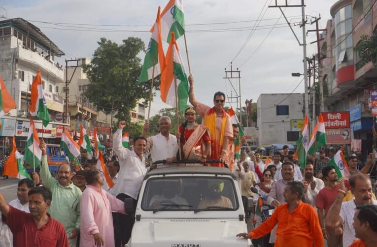 हरिद्वार सांसद व कैबिनेट मंत्री ने किया तिरंगा रैली का नेतृत्व, दिया राष्ट्रीय ध्वज फहराने का संदेश, भारत माता की जय सहित देश भक्ति के नारों से गूंज उठी तीर्थनगरी