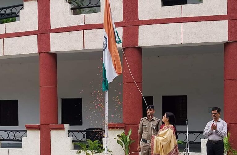 स्वतंत्रता दिवस पर अपर जिला जज (प्रथम) श्रीमती रमा पांडे ने रामनगर कचहरी में किया ध्वजारोहण