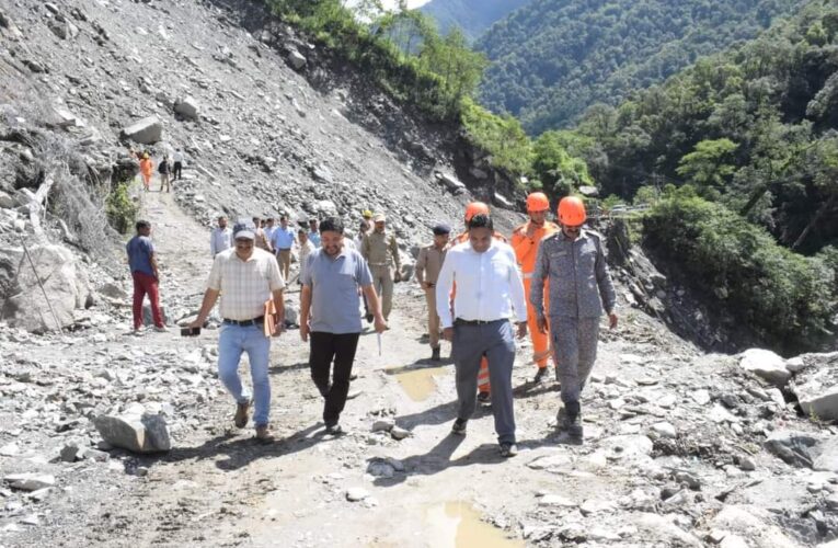 रुद्रप्रयाग जनपद के प्रभारी सचिव आर राजेश ने किया केदार घाटी में क्षतिग्रस्त मोटर मार्गों का निरीक्षण, अधिकारियों को कार्य में गति लाने के दिए निर्देश