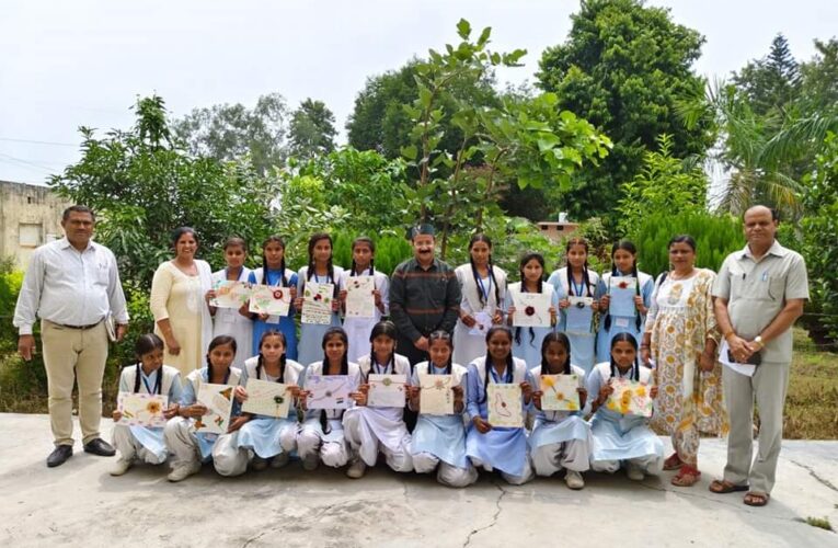 सीएमडी इंटर कालेज चुड़ियाला में राखी मेकिंग कंपटीशन का आयोजन, छात्र-छात्राओं ने सैनिकों के लिए लिखे संदेश, बनाए रक्षासूत्र