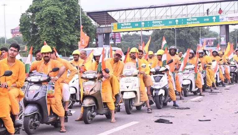 गंगा को निर्मल रखने की अपील करते हुए शांतिकुंज के कार्यकर्ताओं ने निकाली शोभायात्रा, वैदिक पूजन के बाद शेफाली पण्ड्या ने शोभायात्रा को हरी झंडी दिखाकर किया रवाना