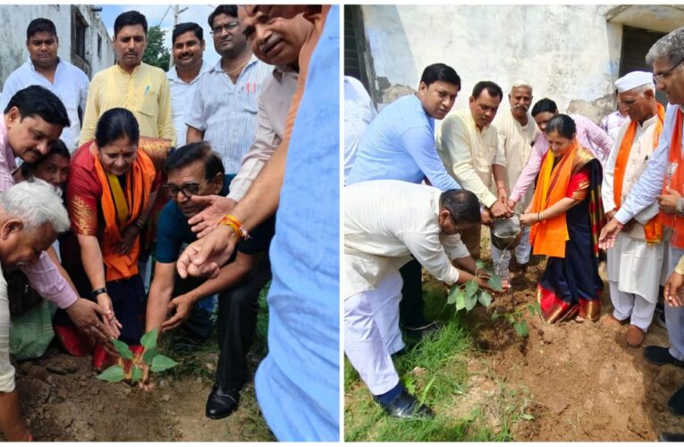 “एक पेड़ मां के नाम”अभियान हमारी माँ और धरती माँ के प्रति हमारी श्रद्धा के भाव का प्रकटीकरण: श्रीमती विनोद उनियाल, आर. एन. आई. इंटर काॅलेज में राज्यमंत्री उनियाल द्वारा किया गया पौधारोपण