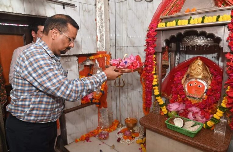 डीएम कर्मेंद्र सिंह ने चंडी देवी मंदिर में पूजा-अर्चना कर जनपद, राज्य व देश के चहुमुखी विकास, सुख–समृद्धि की कामना की, किया चंडी देवी क्षेत्र में भूस्खलन संभावित क्षेत्र का स्थलीय निरीक्षण