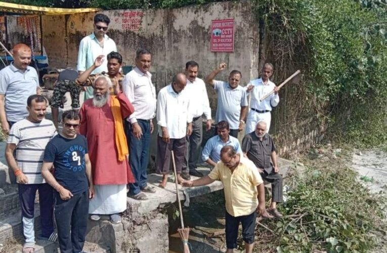 गंगा में नाले का दूषित पानी गिरने पर कांग्रेस कार्यकर्ताओं ने किया प्रदर्शन, कहा-घाटों को बनाया गया, लेकिन सफाई के नाम पर कुछ कार्य नहीं हो रहा