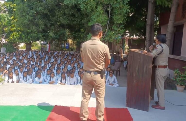 छात्राओं से सीधा संवाद, नशे और सामाजिक बुराइयों के बारे में दी जानकारी, छात्र-छात्राओं और आमजन से संवाद कर उन्हें जागरूक करने के लिए ज्वालापुर कोतवाली पुलिस राजकीय कन्या इंटर कॉलेज ज्वालापुर पहुंची