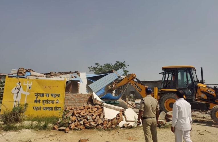 डीएम कर्मेन्द्र सिंह के निर्देशों के क्रम में उपजिलाधिकारी अजयवीर सिंह के नेतृत्व में अवैध अतिक्रमण के विरूद्ध हुई ताबड़तोड़ कार्यवाही