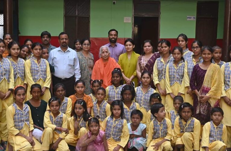 डीएम कर्मेंद्र सिंह ने बाल सुधार गृह और मातृ आंचल में बच्चों के साथ मनाई दीपावली, वितरित किए फल मिठाई और मोमबत्ती उपहार स्वरूप