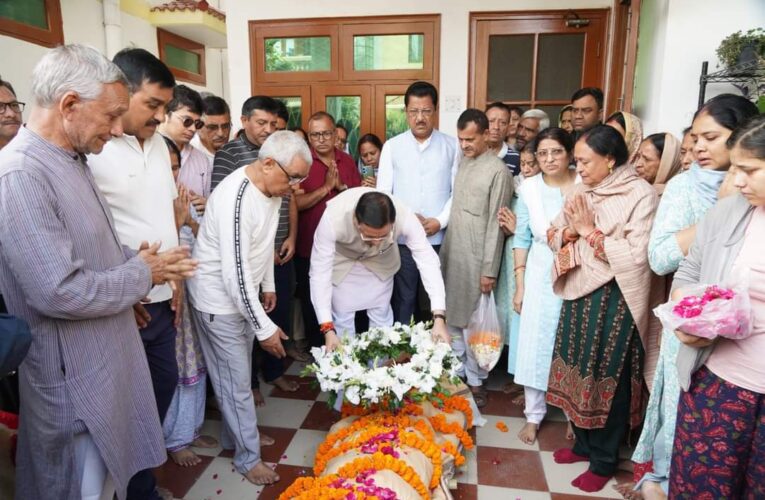 मुख्यमंत्री पुष्कर सिंह धामी ने वरिष्ठ पत्रकार और संपादक रहे दिनेश जुयाल के निधन पर गहरा दुःख व्यक्त किया, पार्थिव शरीर पर पुष्पचक्र अर्पित कर दी श्रद्धांजलि