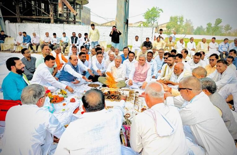 शुगर मिल में हवन पूजन कर चैन में गन्ना डालकर पेराई सत्र का शुभारंभ, किसानों के खिले चेहरे