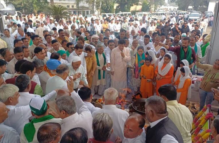 चीनी मिल में पारंपरिक रीति रिवाज के साथ हवन पूजन करने के बाद नए गन्ना पेराई सत्र की शुरुआत, प्रबंधन ने किसानों को जरूरी सुविधाएं उपलब्ध कराने और समय से भुगतान का दिया आश्वासन