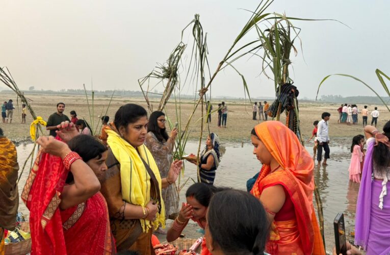 सूर्य उपासना का अलौकिक पर्व है महा छठ पूजा: ममता राकेश, भगवानपुर क्षेत्र में अस्त सूर्य को अर्घ्य देकर की गई छठ पूजा