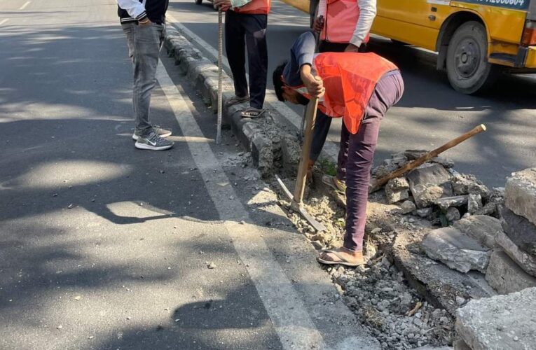 डीएम के दिशा निर्देशन पर जनपद में सड़क सुरक्षा, सुधारीकरण कार्य युद्ध स्तर संचालित, सुरक्षित सड़क, सुगम सुविधा मुहैया कराने कार्य में जिला प्रशासन जुटी