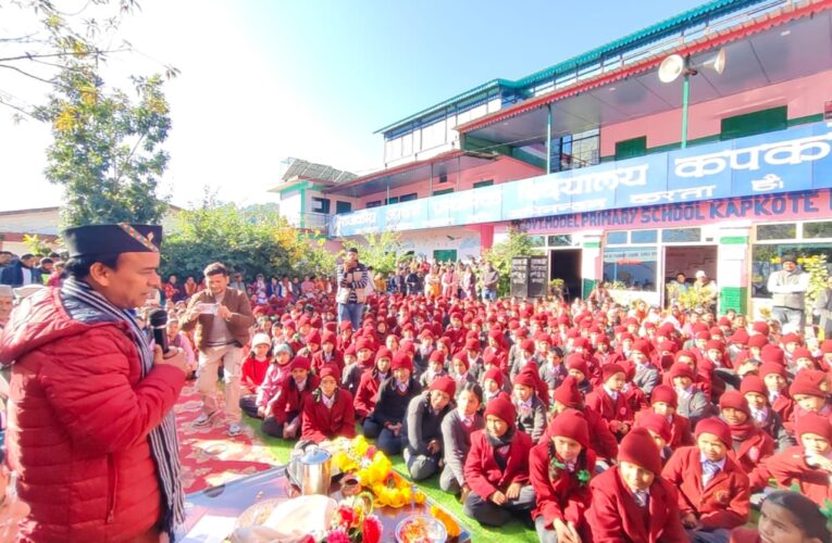 बुनियादी शिक्षा के लिए प्रेरणास्त्रोत है आदर्श विद्यालय कपकोट: डॉ. धन सिंह रावत, शिक्षा मंत्री डॉ रावत ने स्कूल के प्रधानाध्यापक को किया सम्मानित