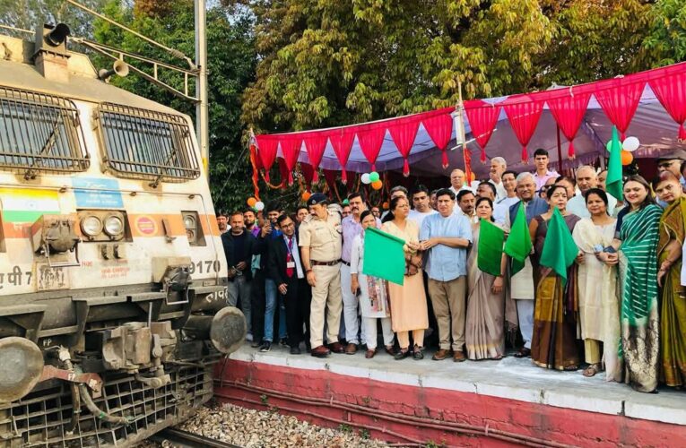 रुड़की के लोगों को बड़ी सौगात, हिमगिरी एक्सप्रेस का होगा स्टॉपेज, सांसद त्रिवेंद्र सिंह रावत, सांसद कल्पना सैनी, विधायक प्रदीप बत्रा और महापौर अनीता ललित अग्रवाल ने हरी झंडी दिखाकर किया रवाना