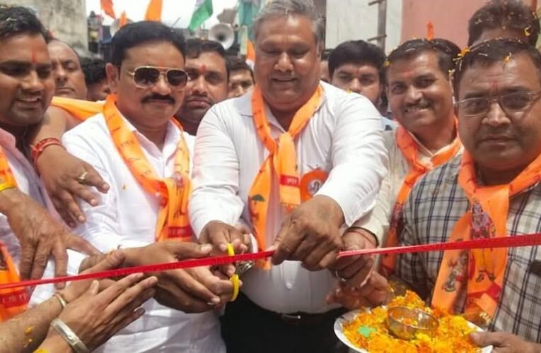 डाडा जलालपुर गाँव में हनुमान जन्मोत्सव पर निकली भव्य शोभायात्रा, श्रद्धालुओं ने जगह-जगह पुष्पवर्षा कर यात्रा का स्वागत किया, शांति व्यवस्था को लेकर मौके पर अतिरिक्त पुलिस बल भी मौजूद रहा